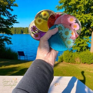 Pressed Daisy Flower Coaster Set – Multicolored Resin Floral Coasters – Handmade Cottagecore Home Decor - Gift for her - housewarming gift